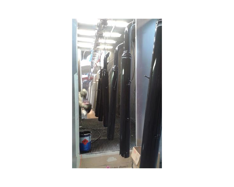 Particolari in fase di verniciatura a liquido